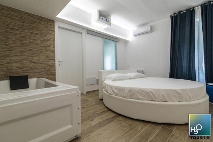 H3O Lago Di Garda Desenzano del Garda Phòng bức ảnh