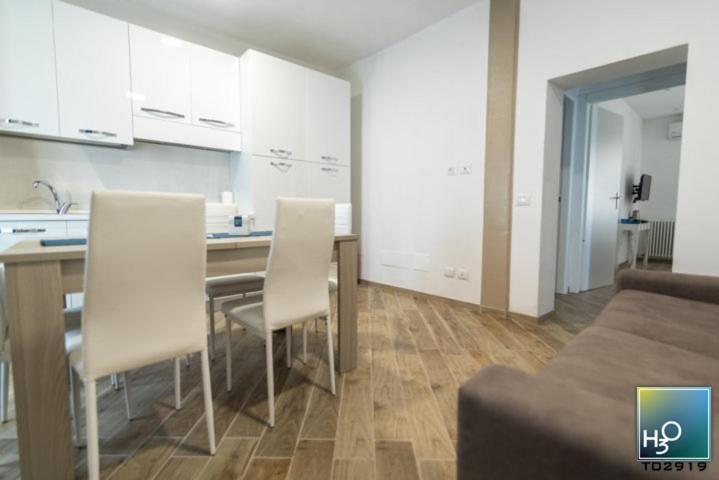 H3O Lago Di Garda Desenzano del Garda Phòng bức ảnh