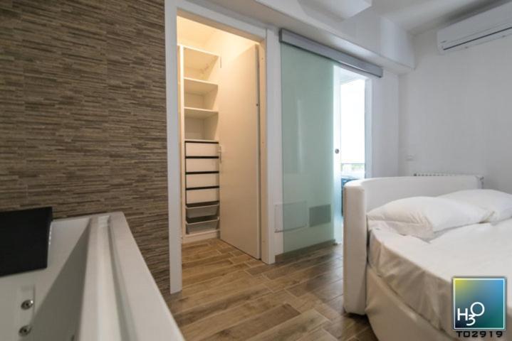 H3O Lago Di Garda Desenzano del Garda Phòng bức ảnh